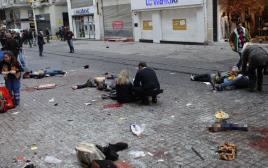 טיפול בפצועים בזירת הפיגוע באיסטנבול, טורקיה (צילום: רויטרס)