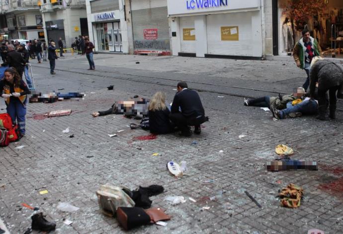 טיפול בפצועים בזירת הפיגוע באיסטנבול, טורקיה (צילום:  רויטרס)