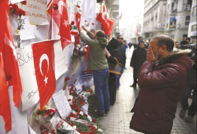 אתר זיכרון לנפגעי הפיגוע באיסטנבול (צילום:  רויטרס)