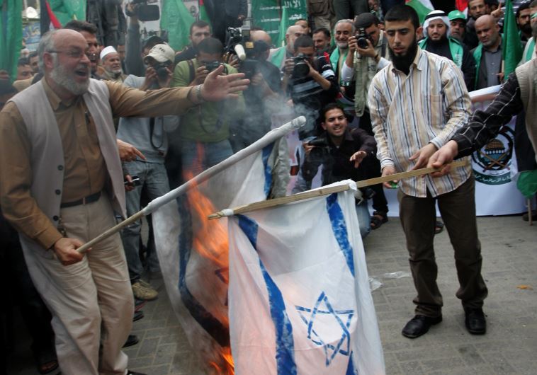 שריפת דגל ישראל. צילום: פלאש 90