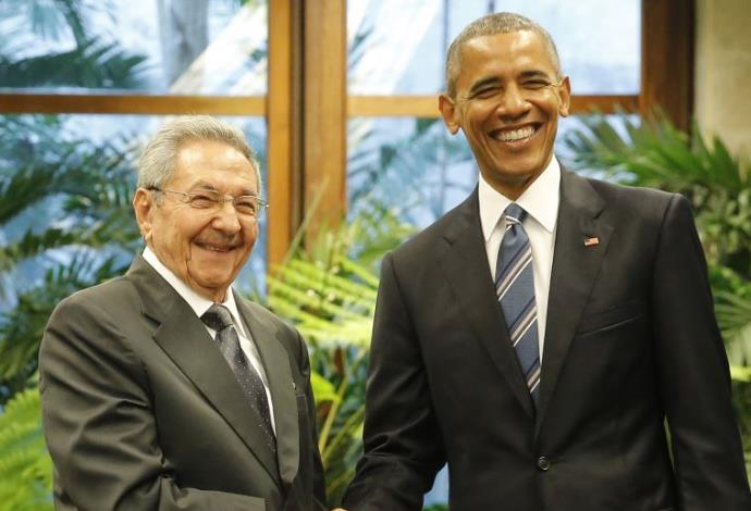 ברק אובמה וראול קסטרו בפגישה היסטורית (צילום:  רויטרס)