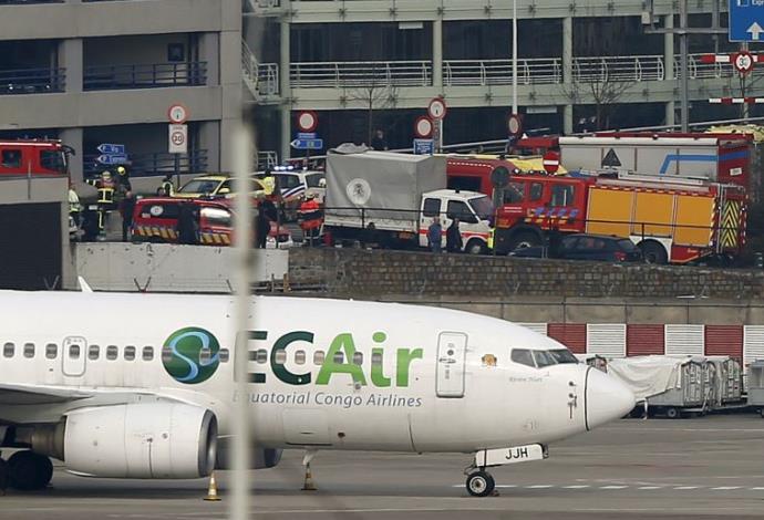 כוחות ההצלה בשדה התעופה בבריסל אחרי הפיגוע (צילום:  רויטרס)