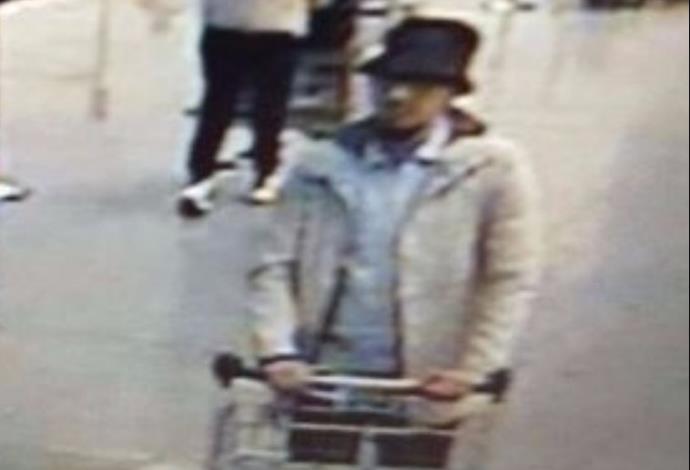 המחבל שנמלט מזירת הפיגוע בבריסל (צילום:  צילום מסך)