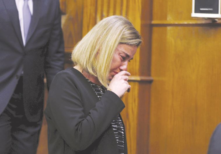 שרת החוץ של האיחוד האירופי, פדריקה מוגריני, בוכה בעקבות מתקפת הטרור בבריסל. צילום: רויטרס