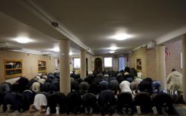 מוסלמים מתפללים במסגד במולנבק, פרבר של בריסל (צילום: רויטרס)