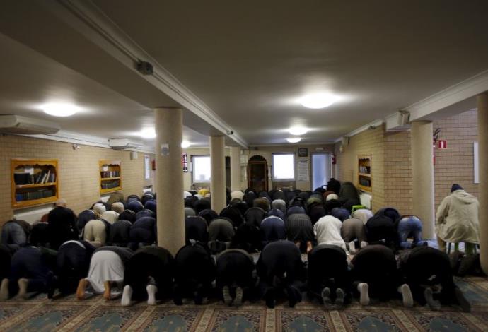 מוסלמים מתפללים במסגד במולנבק, פרבר של בריסל (צילום:  רויטרס)