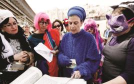 נשים קוראות במגילת אסתר (צילום: מרים אלסטר, פלאש 90)
