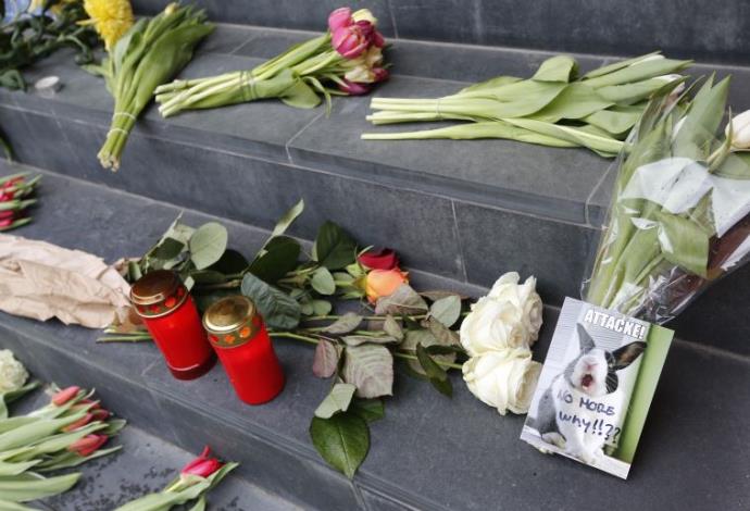 פרחים ונרות בזירת הפיגוע בבריסל (צילום:  רויטרס)