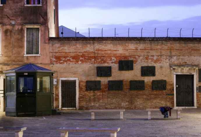 מוצג זכרון לקורבנות השואה במרכז הגטו הראשון בעולם באיטליה  (צילום:  רויטרס)
