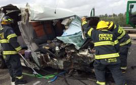 תאונה בין רכב למשאית על כביש 65 (צילום: מד"א)