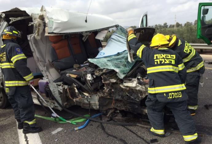 תאונה בין רכב למשאית על כביש 65 (צילום:  מד"א)