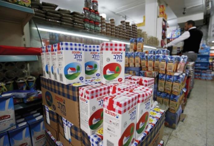 מוצרים של תנובה במכולת פלסטינית  (צילום:  רויטרס)