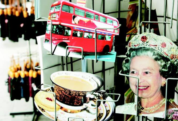 מלכת אנגליה על רקע תה ואוטובוס קומותיים  (צילום:  רויטרס)