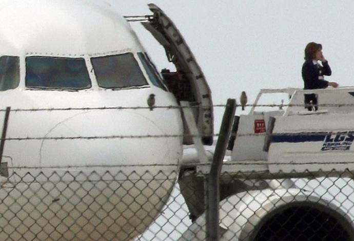 דיילת יוצאת מהמטוס המצרי החטוף בקפריסין (צילום:  רויטרס)
