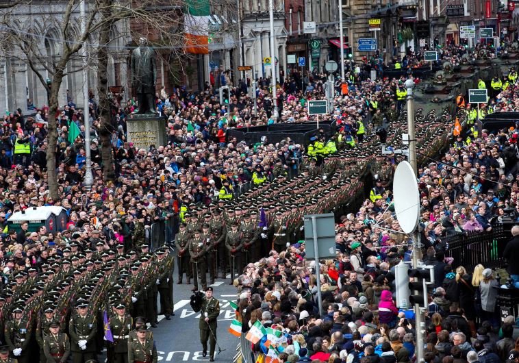 "ממשיכים את דרכם של המורדים", הצבא האירי צועד בדבלין. צילום: Getty Images