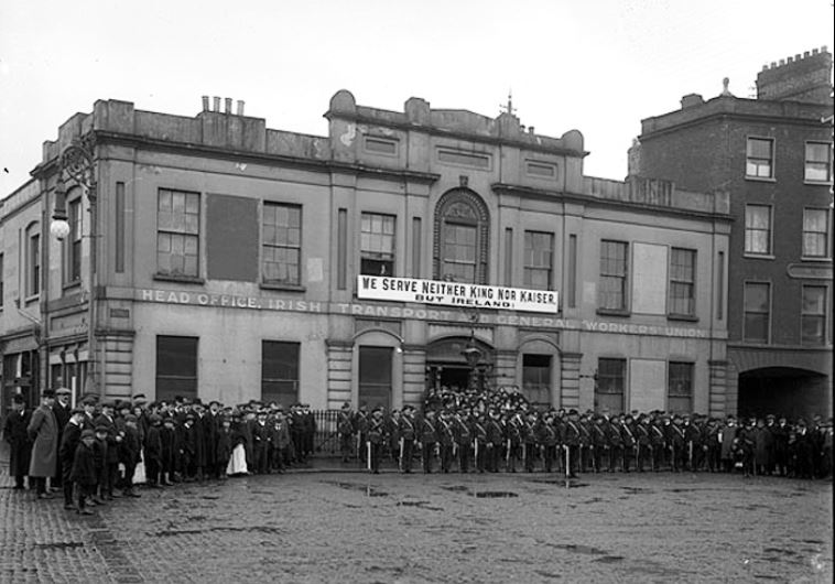 אנשי "צבא האזרחים האירי" ניצבים לפני בניי ןהאיגודים המקצועיים במהלך המרד