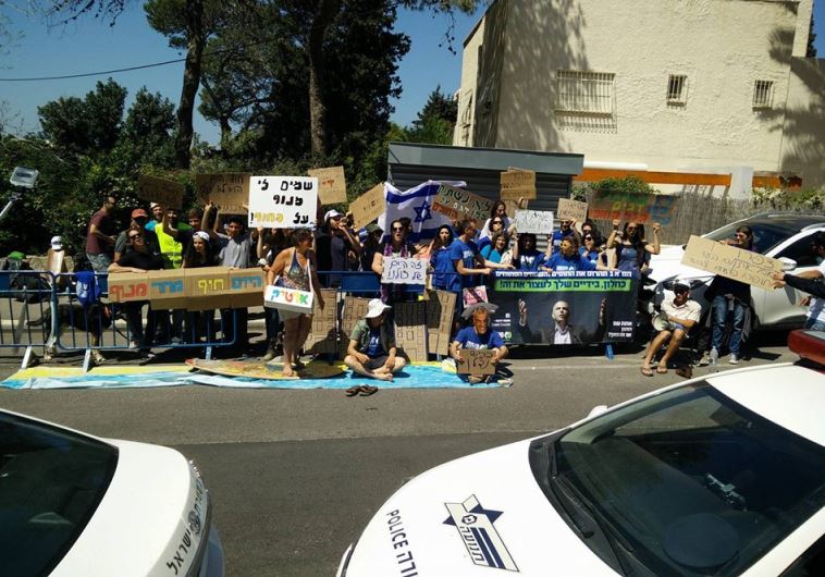 הפגנת ארגונים ירוקים מול ביתו של השר כחלון בחיפה. צילום: מגמה ירוקה