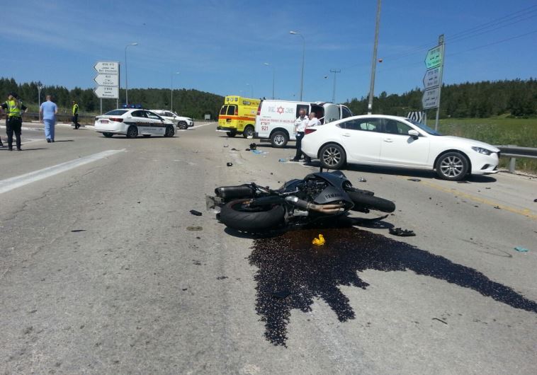 תאונת אופנוע בכביש 375. צילום: דוברות מד"א