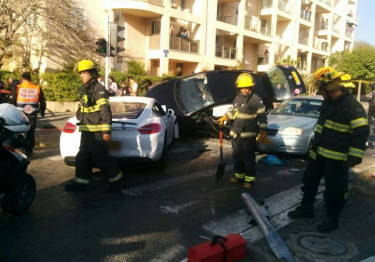תאונת דרכים בתל אביב. צילום: דוברות מגן דוד אדום