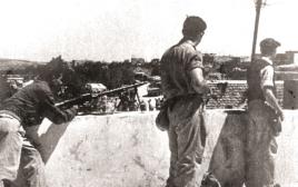 לוחמי אצ"ל על הגגות בדיר יאסין (צילום: באדיבות מכון ז'בוטינסקי בישראל)