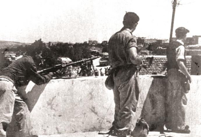 לוחמי אצ"ל על הגגות בדיר יאסין (צילום:  באדיבות מכון ז'בוטינסקי בישראל)