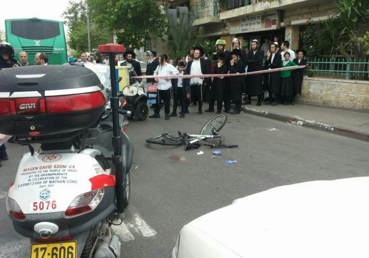 זירת התאונה בה נהרג הילד רוכב האופניים בירושלים. צילום: דוברות מד"א ירושלים 