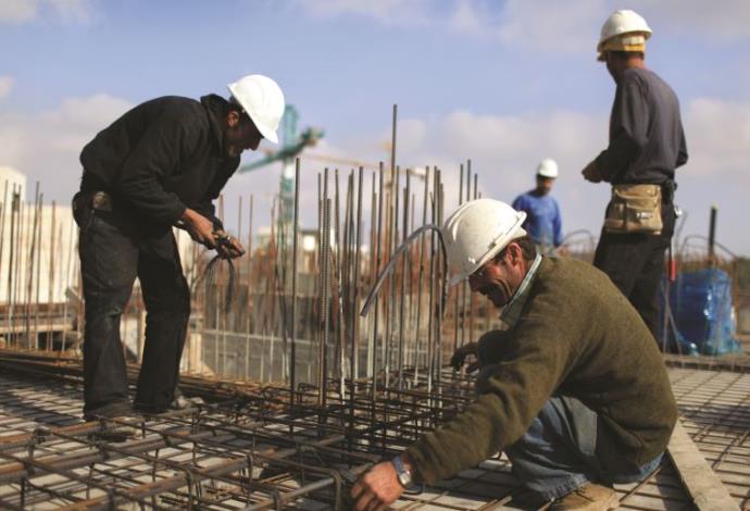 פועלים פלסטינים באתר בנייה, למצולמים אין קשר לנאמר בכתבה (צילום:  קובי גדעון, פלאש 90)