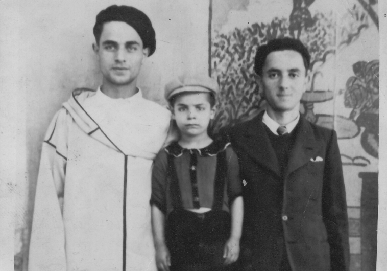 מימין: שמחון עם אביו ודודו בשנות ה-40 במרוקו. צילום: ארכיון פרטי