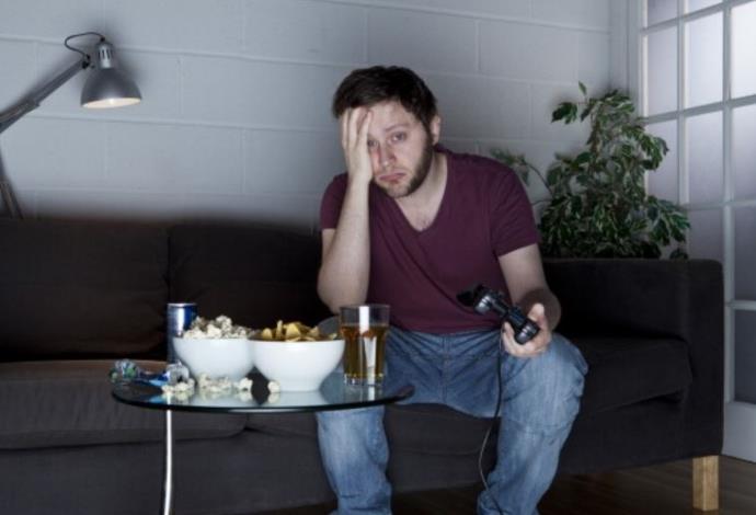 גבר משחק במשחק וידאו (צילום:  Getty images)