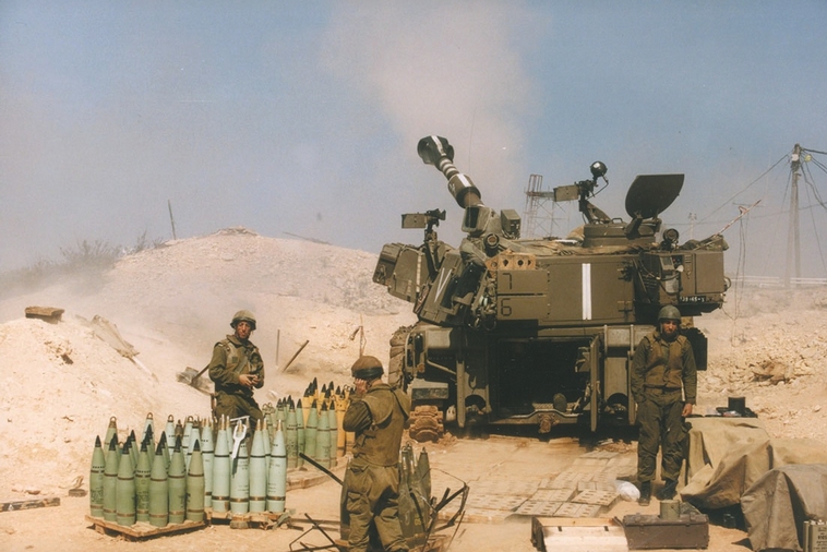 פרץ על רקע ירי רקטות של חיזבאללה לכיוון הצפון. מבצע "ענבי זעם", 1996. צילום: חיים אזולאי