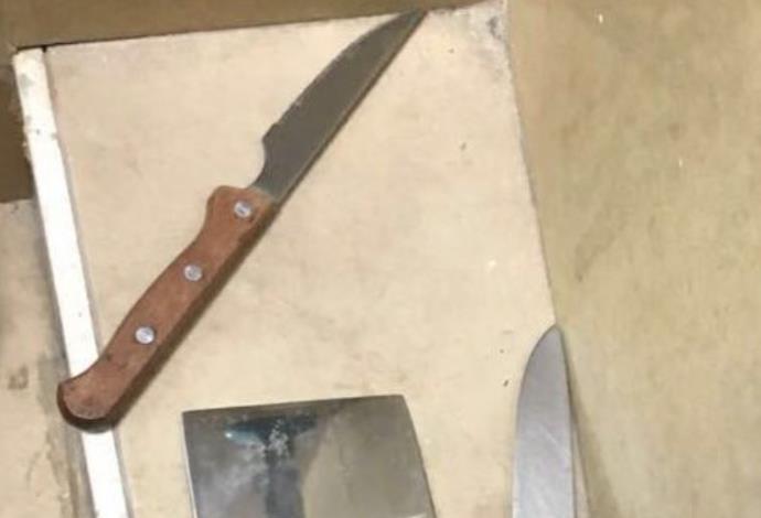 סכינים שנתפסו על פלסטינים בירושלים  (צילום:  דוברות המשטרה)