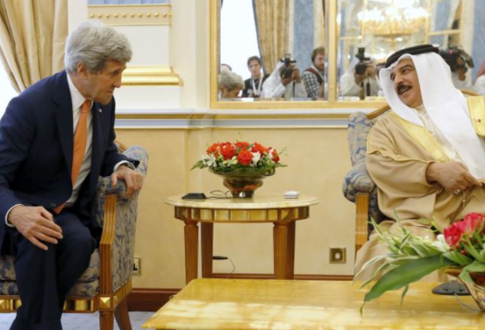 מלך בחריין עם שר החוץ האמריקאי ג'ון קרי  (צילום:  רויטרס)