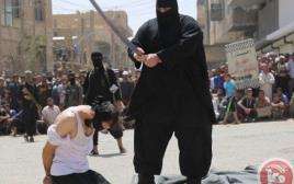 עריפת ראש של דאעש (צילום: התקשורת הערבית)