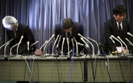 מנהלי יצרנית הרכב מיצובישי מתנצלים במסיבת עיתונאים (צילום: רויטרס)