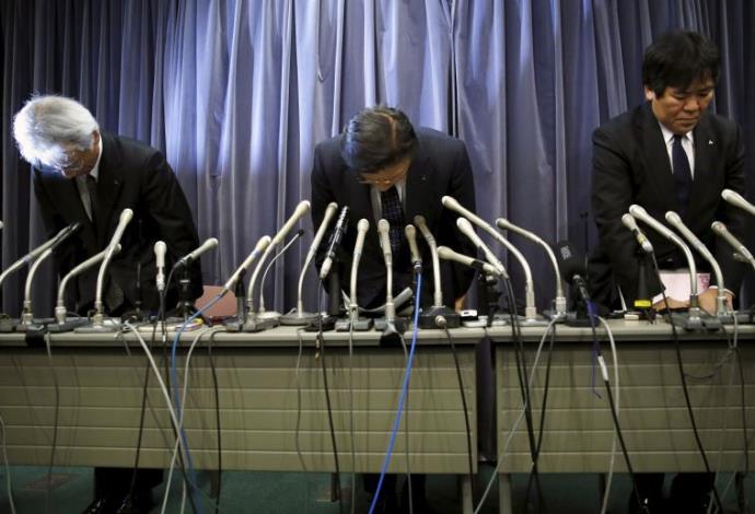 מנהלי יצרנית הרכב מיצובישי מתנצלים במסיבת עיתונאים (צילום:  רויטרס)