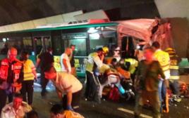 תאונת אוטובוס במנהרות הכרמל בחיפה (צילום: דוברות איחוד הצלה)