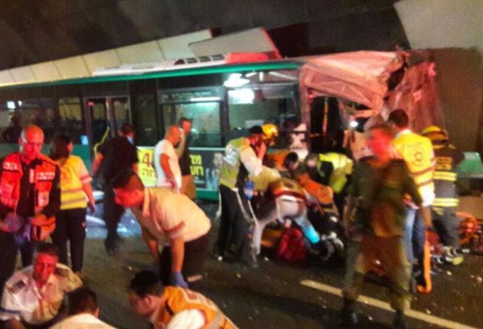 תאונת אוטובוס במנהרות הכרמל בחיפה (צילום:  דוברות איחוד הצלה)