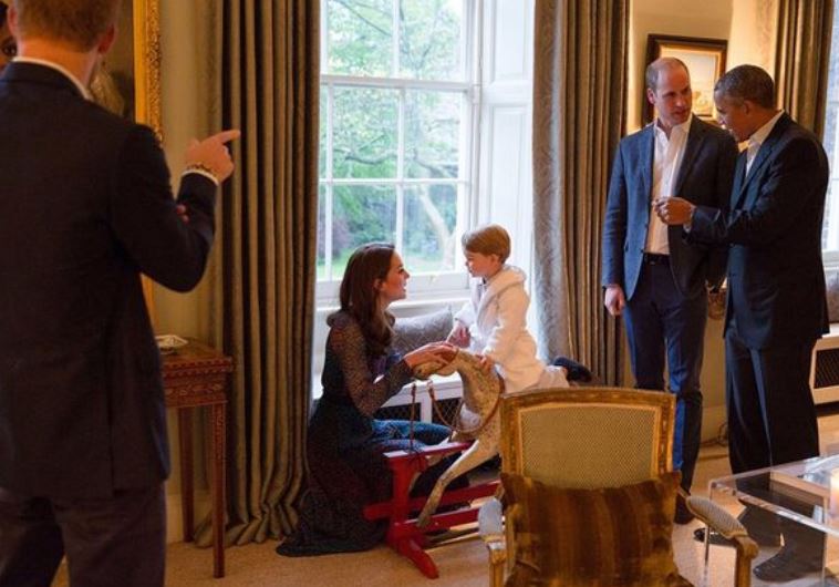הנסיך ג'ורג' פוגש את בני הזוג אובמה. צילום: דיילי מייל
