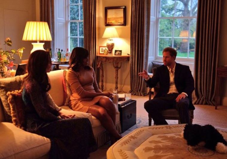 הנסיך הארי משוחח עם מישל אובמה בארמון קנזינגטון. צילום: דיילי מייל