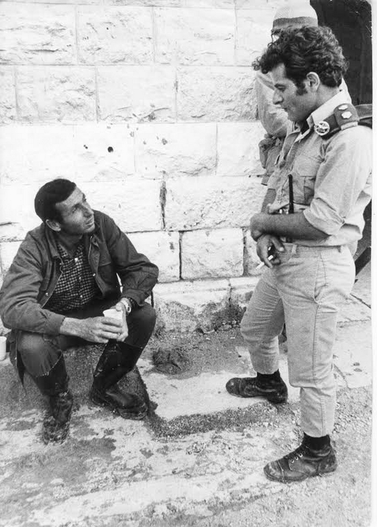 "היה זה שהוביל את המתיישבים בשטח". הר־ציון (משמאל) משוחח עם קצין משמר הגבול בסבסטיה, 1975. צילום: שעיה סגל