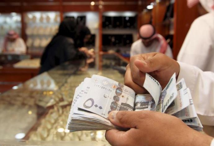 מוכר סופר כסף סעודי בריאד (צילום:  רויטרס)