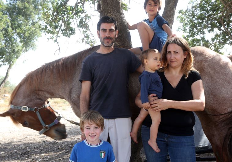 "נשברתי אלף פעם במהלך ההכנה". מעין אביגד עם משפחתו והסוס רוי. צילום: אריאל בשור