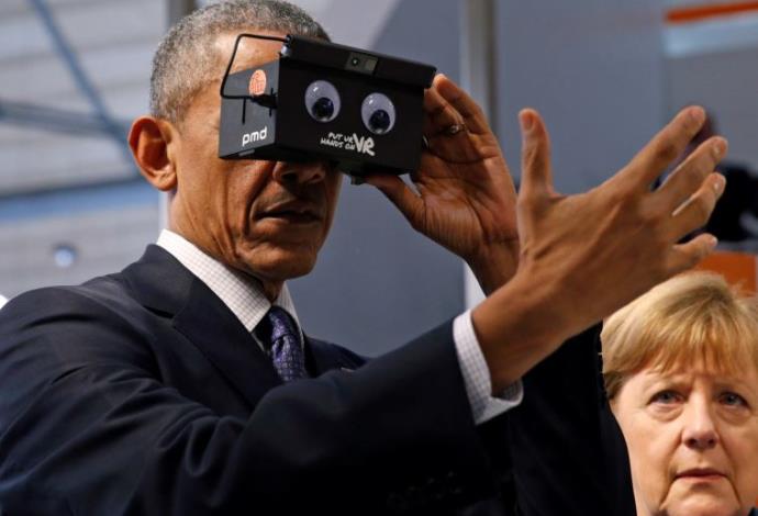 ברק אובמה מרכיב משקפי מציאות מדומה במהלך ביקורו בגרמניה (צילום:  רויטרס)