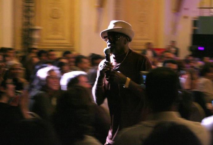 הזמר בילי פול בהופעה, בשנת 2009 (צילום:  ויקיפדיה)