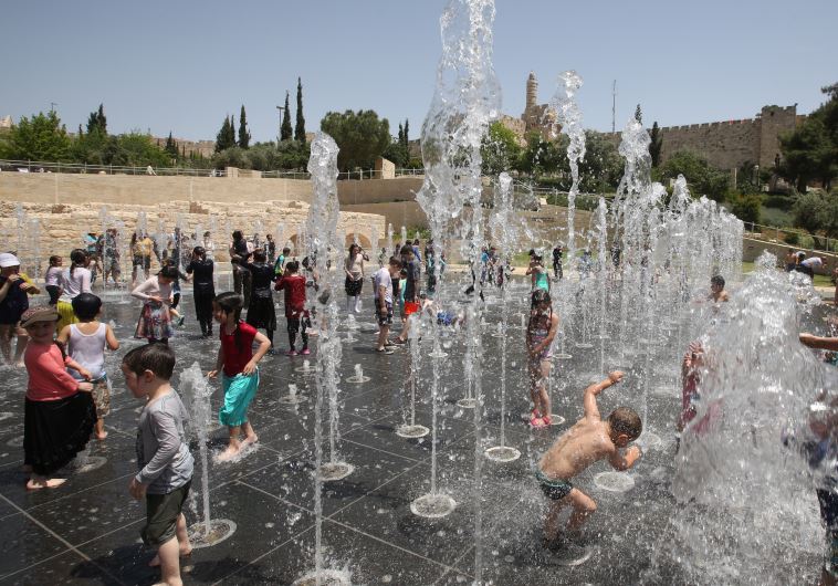 ילדים משתעשעים במזרקה בירושלים. צילום: מרק ישראל סלם
