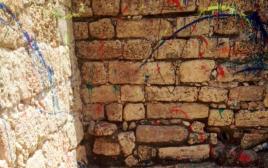 מצודת אשדוד ים הושחתה בצבעים (צילום: רשות העתיקות)