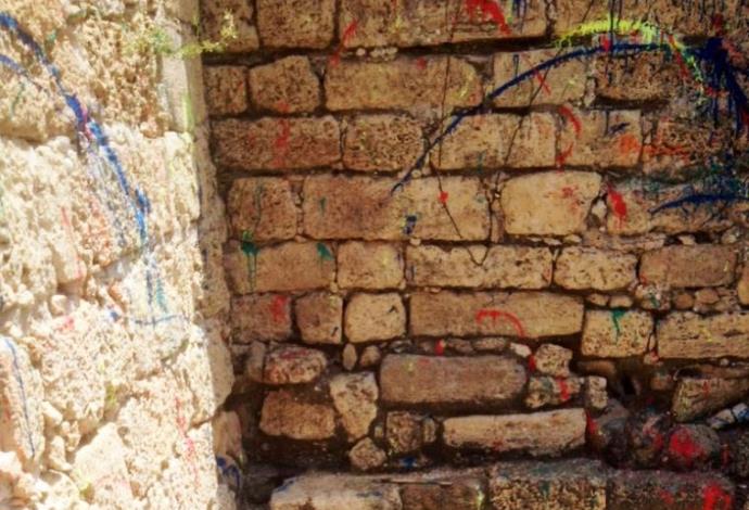 מצודת אשדוד ים הושחתה בצבעים (צילום:  רשות העתיקות)