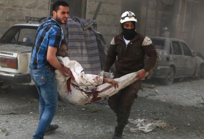 פינוי פצועים לאחר תקיפה אווירית בחלב, סוריה (צילום:  רויטרס)