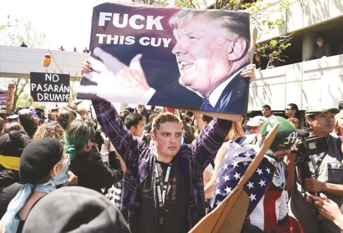 מחאה נגד דונלד טראמפ בקליפורניה (צילום:  רויטרס)