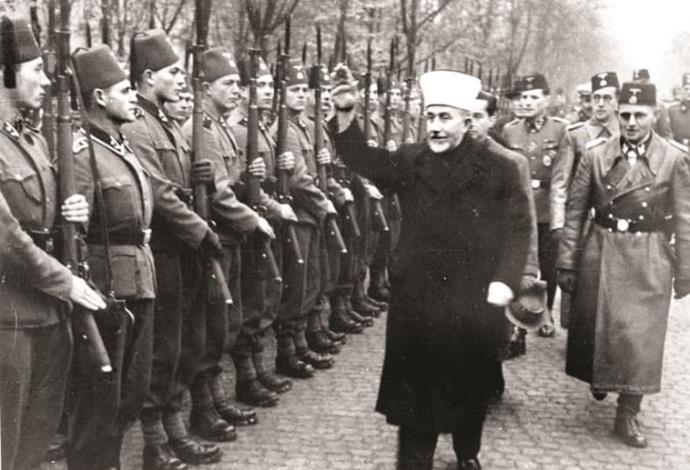 המופתי חאג' אמין אל-חוסייני סוקר מסדר בגרמניה (צילום:  הארכיון הפדרלי של גרמניה)